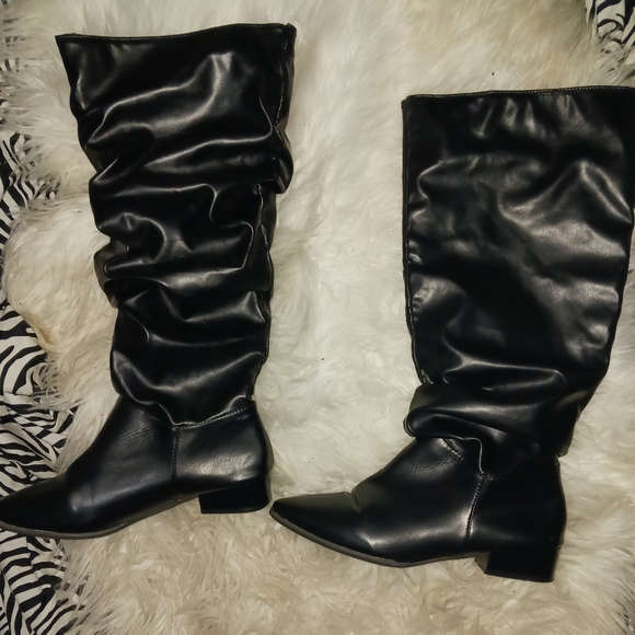 Women Black slouchy flat knee boots - Picture 6 of 12